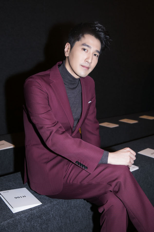 赵又廷纽约时装周头排看秀 完美驾驭勃艮第红西装