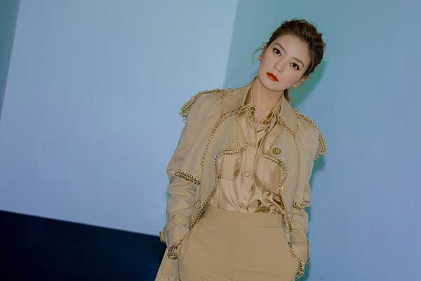 赵薇风衣造型出席活动  演绎春日率性浪漫