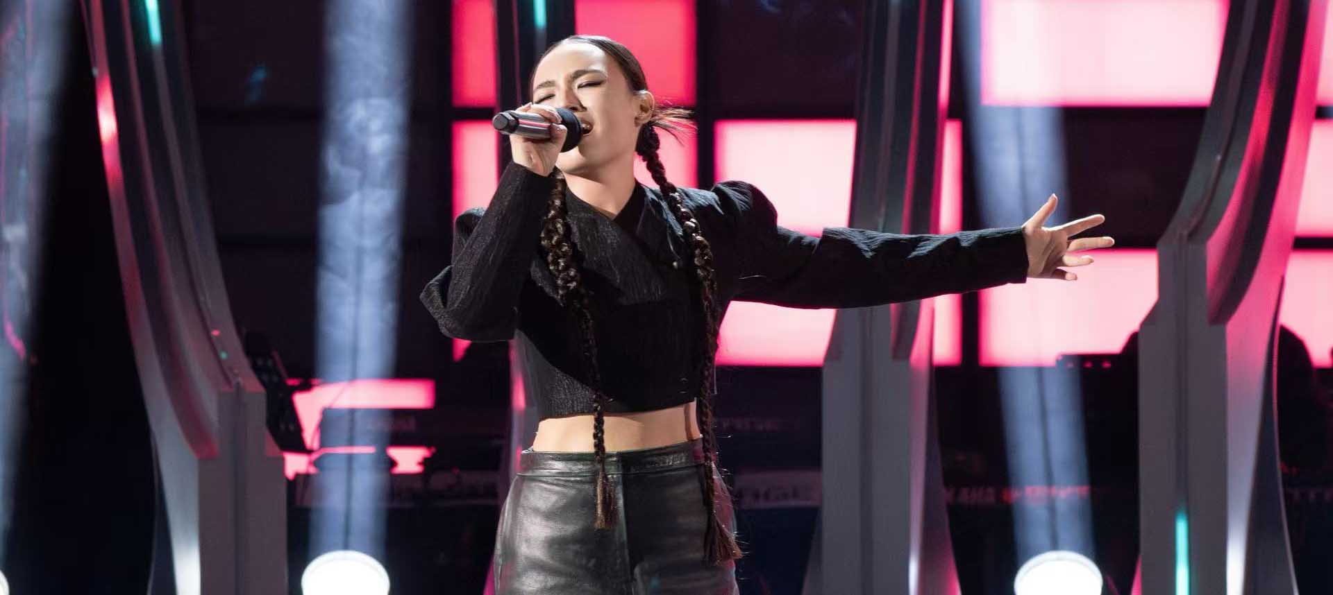 爱新觉罗·媚《亚洲新声》舞台深情献唱《爱错》  创作新单即将