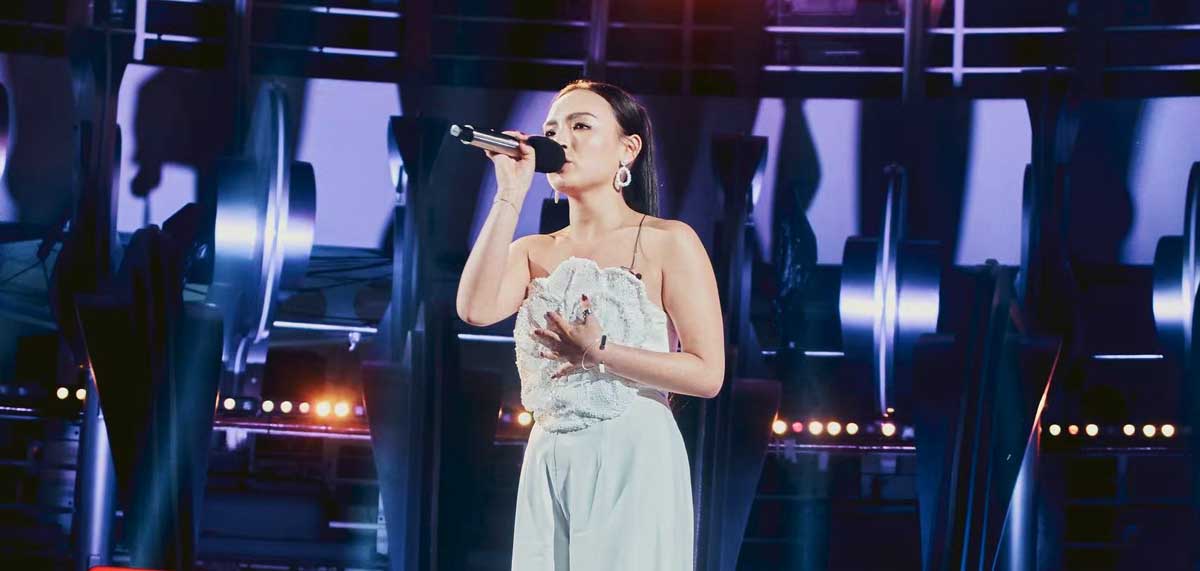  爱新觉罗·媚惊艳亮相《亚洲新声》新加坡站  深情献唱《今晚